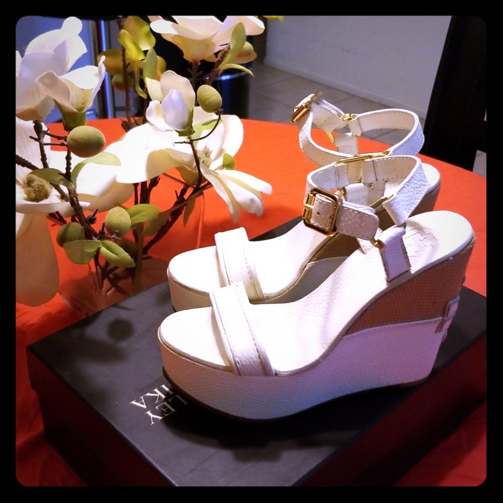 Tory Burch off white/tan wedge